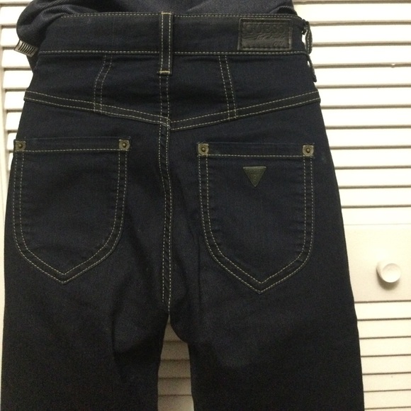 Guess jeans - flared leg denim in dark blue. - Picture 5 of 6